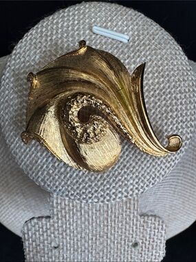 VTG Monet Gold Tone Textured Swirl Wave Statement Brooch Pin 1960s 1970s